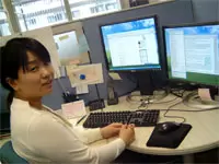 女性もモニター2台を駆使して活躍しています！