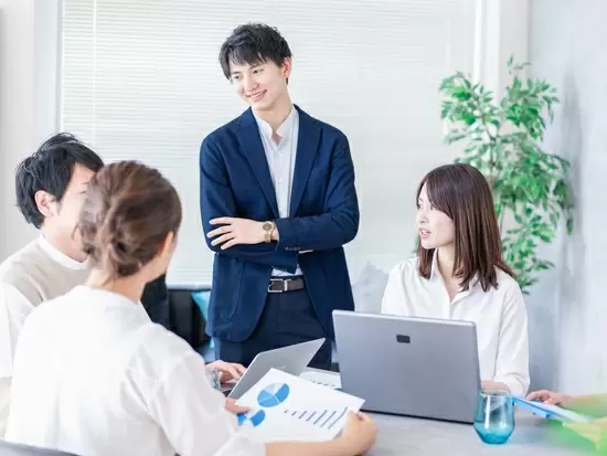 他部署のメンバーとも連携を取って業務を進 めています。