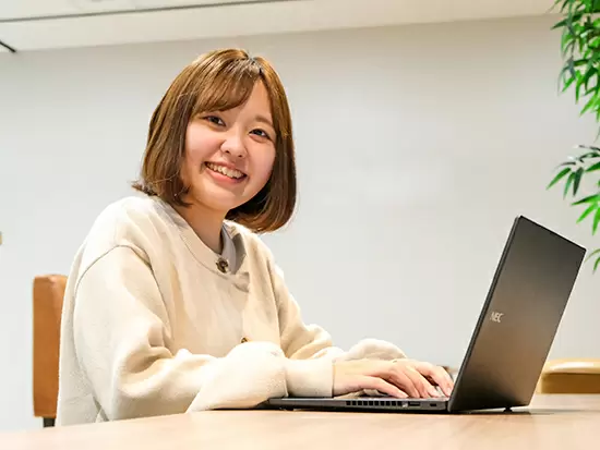未経験でも大歓迎！土日休み＆年間休日125日以上/服装自由、まつエク無料、その他充実した福利厚生