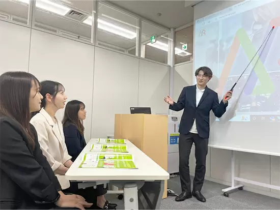 研修室での研修風景。アルバイト、社員向けなど様々な研修をご用意しています！