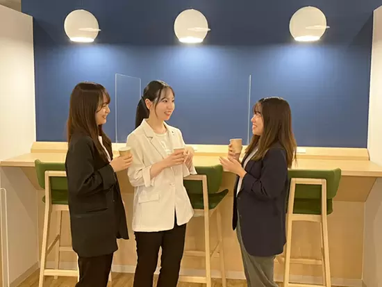 リフレッシュルーム内ではカフェスペースもあり、業務以外でのコミュニケーションも取れますよ！