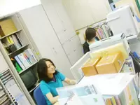 みんなの顔が見える職場。入口にはアマゾンから来たアロワナが…