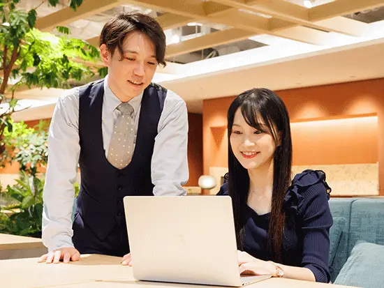 出会う仲間は同世代。毎日笑顔が絶えない職場です◎