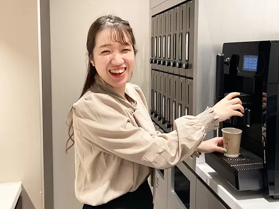 最近移転したばかりの綺麗なオフィスでの勤務。無料でコーヒーやお茶を飲めるので息抜きできます。