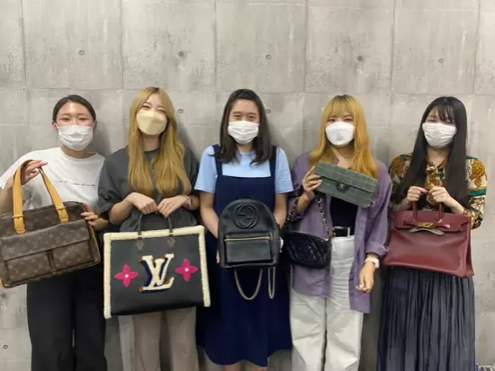 宝物に囲まれてお仕事♪幅広い商品を取り扱ってます！