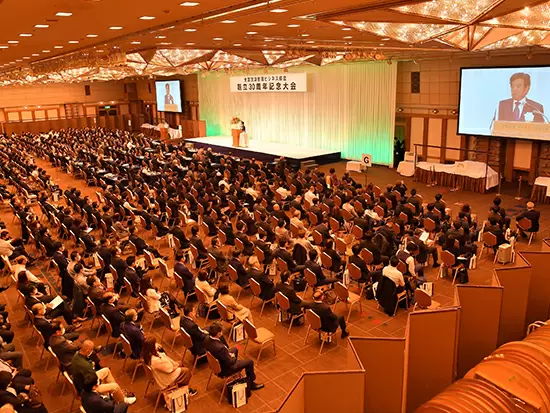 全国の会員様が集まる年に数回行う総会の様子。会場の用意や配布資料などにも携わります。