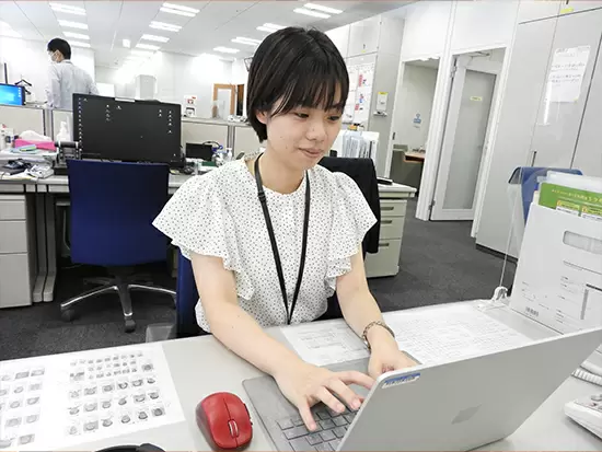 すぐ近くに先輩社員もいますので、わからない事はすぐに聞ききやすい環境です。