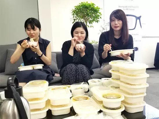 毎週月曜日は、会社からお弁当が支給されます。談笑しながらランチを食べる人も多いです。