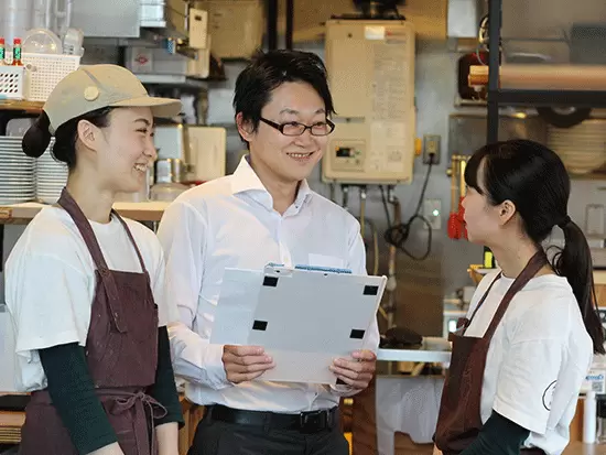 スタッフ間の連携は欠かせません。互いにサポートし合える雰囲気なので、安心してご入社ください！