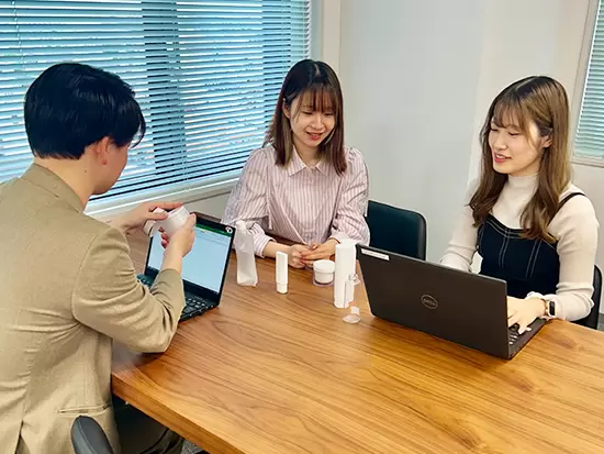 化粧品の知識も身につけられる環境なので、美容・コスメ好きの方にもオススメの仕事です◎