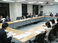 支社メンバーも集まって行う月1回の勉強会。そのまま飲み会へ！