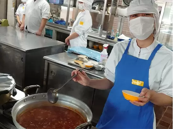みんなで連携して作業を進めていきます。チームワークが大切！