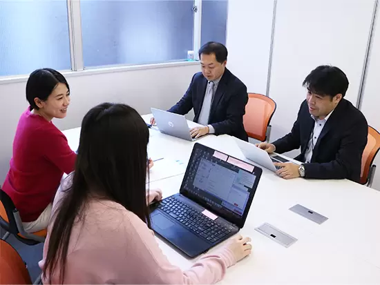 営業事務は日々の積み重ね。いくつもの会社や人が関わるので、コミュニケーションを大切にしています。