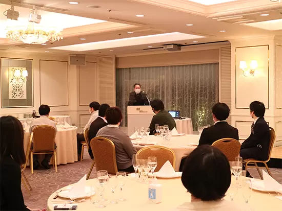 年に3回、全体会議があります。社員が一堂に会する数少ない機会です。（現在はコロナのため休止中）