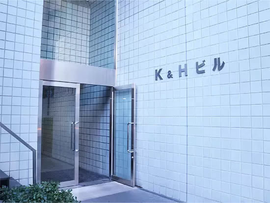 西池袋は会社や大学が多く、東側よりも閑静です。近くには東京芸術劇場と、有名な西口公園があります。