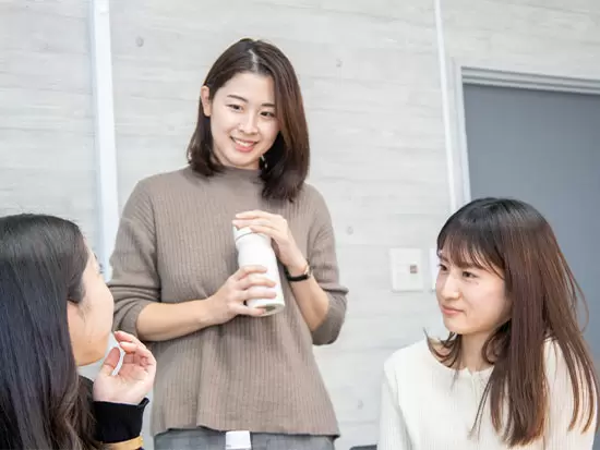 幅広い年代の女性社員が活躍中！お互いフォローし合いながら抜群のチームワークで業務を進めています。