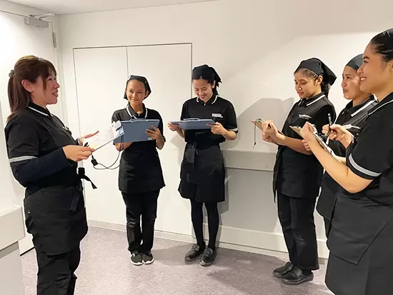 毎朝行う朝礼の様子♪皆でその日のスケジュールを確認していきます。
