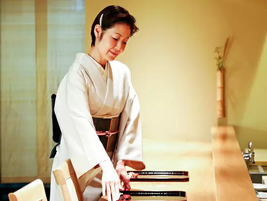 ＜未経験歓迎＞女将が直接教えます♪接客経験がある方もワンランク上のスキルをGETできます！