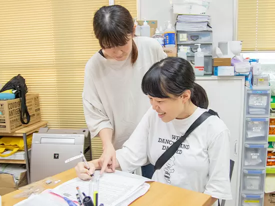 慣れるまでは先輩職員が二人三脚でサポート！未経験の方でも安心してスタートできます◎