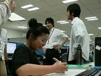 仕事中のヒトコマ。なんだか楽しそうデショ？