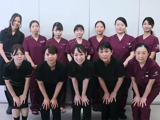 分からないことがあれば、すぐに相談のできる環境。お互いに助け合っています！