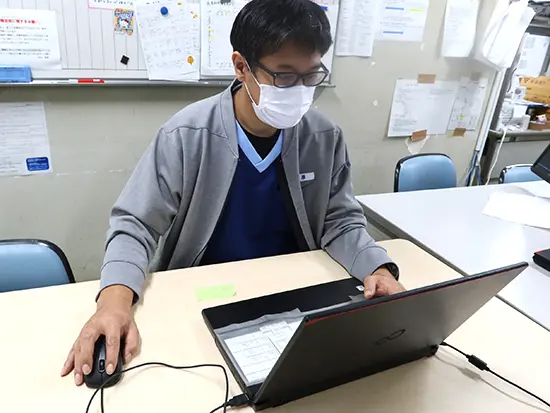 些細な変化も含め、利用者様の状態を日々記録。ちょっとした変化にも気づけるように取り組んでいます。