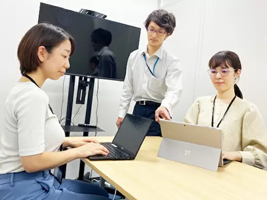 約1ヵ月のOJTで手厚くフォロー！「この用語が分からない」等、小さなことでも遠慮なく聞いてください。