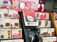 あえてCDショップではなく、カフェや雑貨のお店で販売。