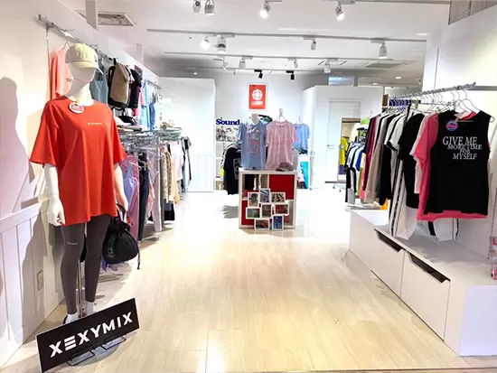 カラフルなフィットネスウェアに囲まれる職場です。明るく元気に接客しましょう☆