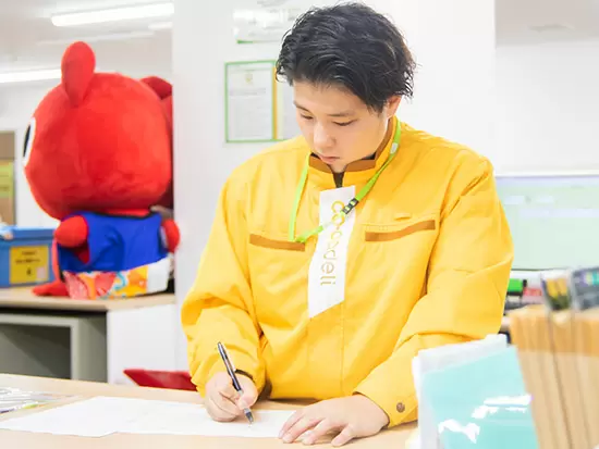 配送業務に伴い、社内で事務作業を行うことも。書類の書き方等もしっかりお教えしますのでご安心ください！