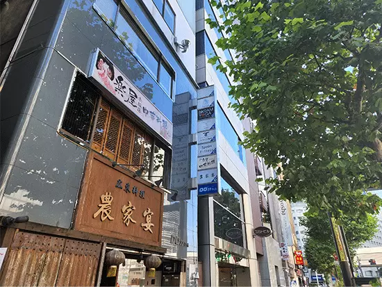 溜池山王駅すぐの大通りに面したビル(手前左側の建物)の4Fが出店予定地です。