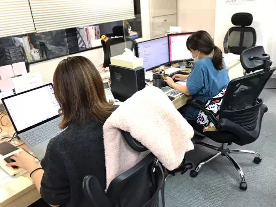 東京オフィスの様子：壁のない環境だからこそコミュニケーションも取りやすいです！