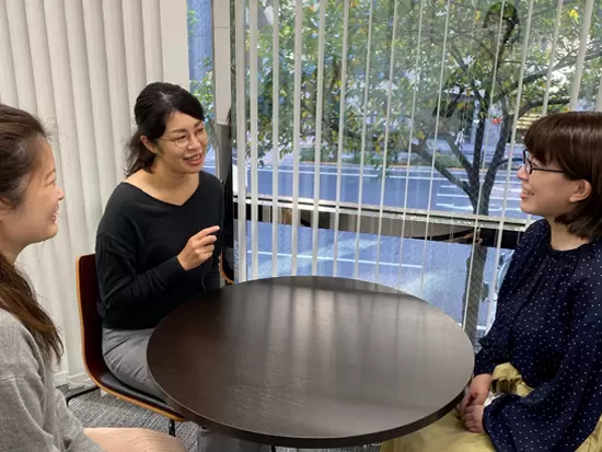 チームでフォローし合いながら業務を進めていくので、不安なことはすぐに相談できる環境です。