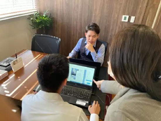 分からないことがあれば、すぐに相談のできる環境。年次や役職の壁なく仲いいのも自慢。