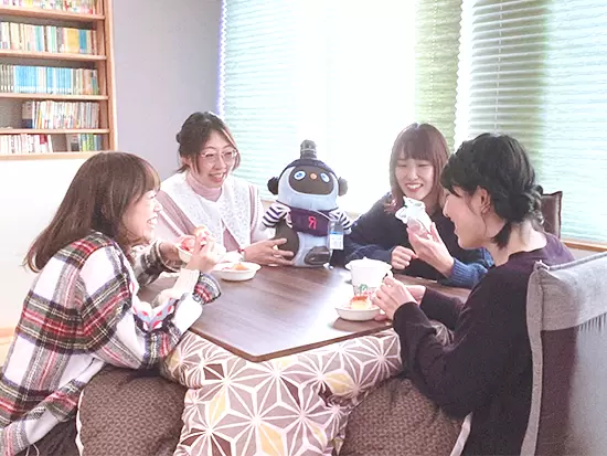 オフィスにはこたつがあり、そこで作業をしてもOK！メンバーで集まっておやつタイムもしばしば(笑)