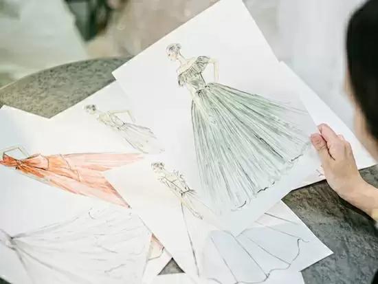 自分たちが想いを込めたドレスが映えるようにと結婚式場まで運営。京都/大阪/沖縄に5会場を展開しています