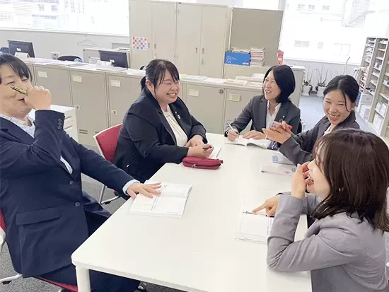 20代から70代まで幅広い年代の女性が活躍中！みんな仲も良く、まるで家族のような温かい雰囲気があります。