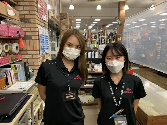 分からないことがあれば、すぐに先輩が教えてくれます！接客未経験でも安心してください♪