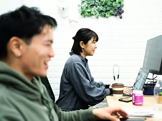 仕事の合間に同僚と笑い話をしていたかと思えば、英語での商談が聞こえてくるなど活気ある職場です。