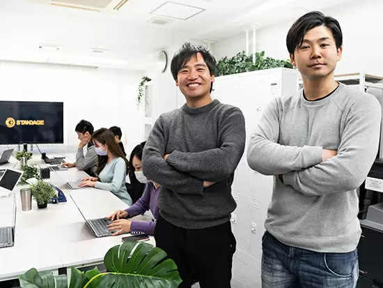 左から、COO大森・CEO足立。ワンフロアのオフィスで経営層との距離が近く、社員と食事に行くことも。
