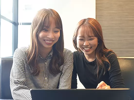 休憩中の1コマ。女性スタッフは8割以上です♪