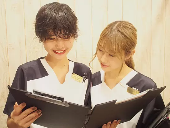 社員割引（施術無料、美容用品割引など）があり、お客様だけでなく自分自身のキレイも磨ける環境です！