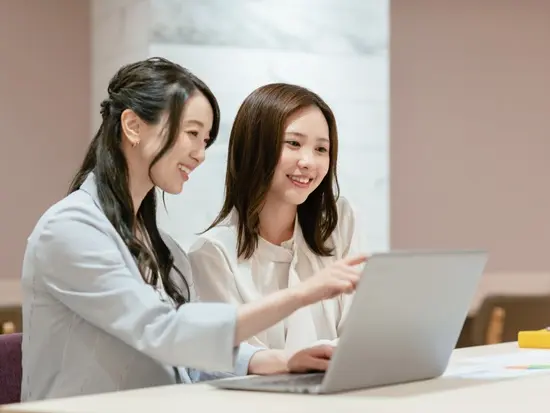 入社後もすぐ隣に先輩がいるので、質問があればすぐ手を止めて回答してくれます。