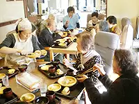 自宅にいるように寛いで頂ける、手作りのデイサービスを提供しています