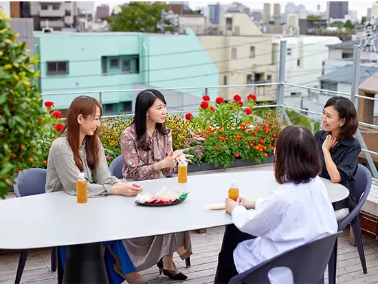 天気のいい日はテラスでランチも♪