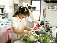 栄養面も考えて調理。利用者にはいつも「おいしい」と喜んでもらっています。