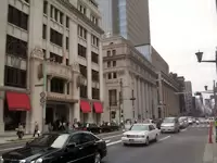 日本橋近くの落ち着いた街並み。ランチの飲食店は老舗名店も多く充実しています。