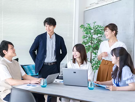 残業も少なく、休みもしっかり確保できるので、オンとオフのメリハリをつけて働ける環境です◎