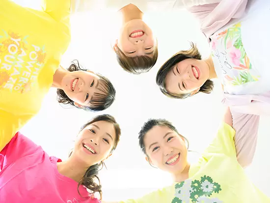 20～50代まで幅広いメンバー活躍中！お互いにサポートし合いながら和気あいあいと仕事に取り組めます！