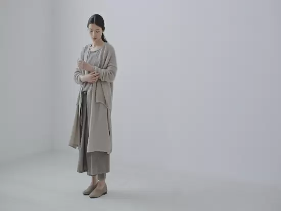 自然の心地よさから着想を得て、天然素材を使い丁寧に仕立てているのがevam evaの特長です。